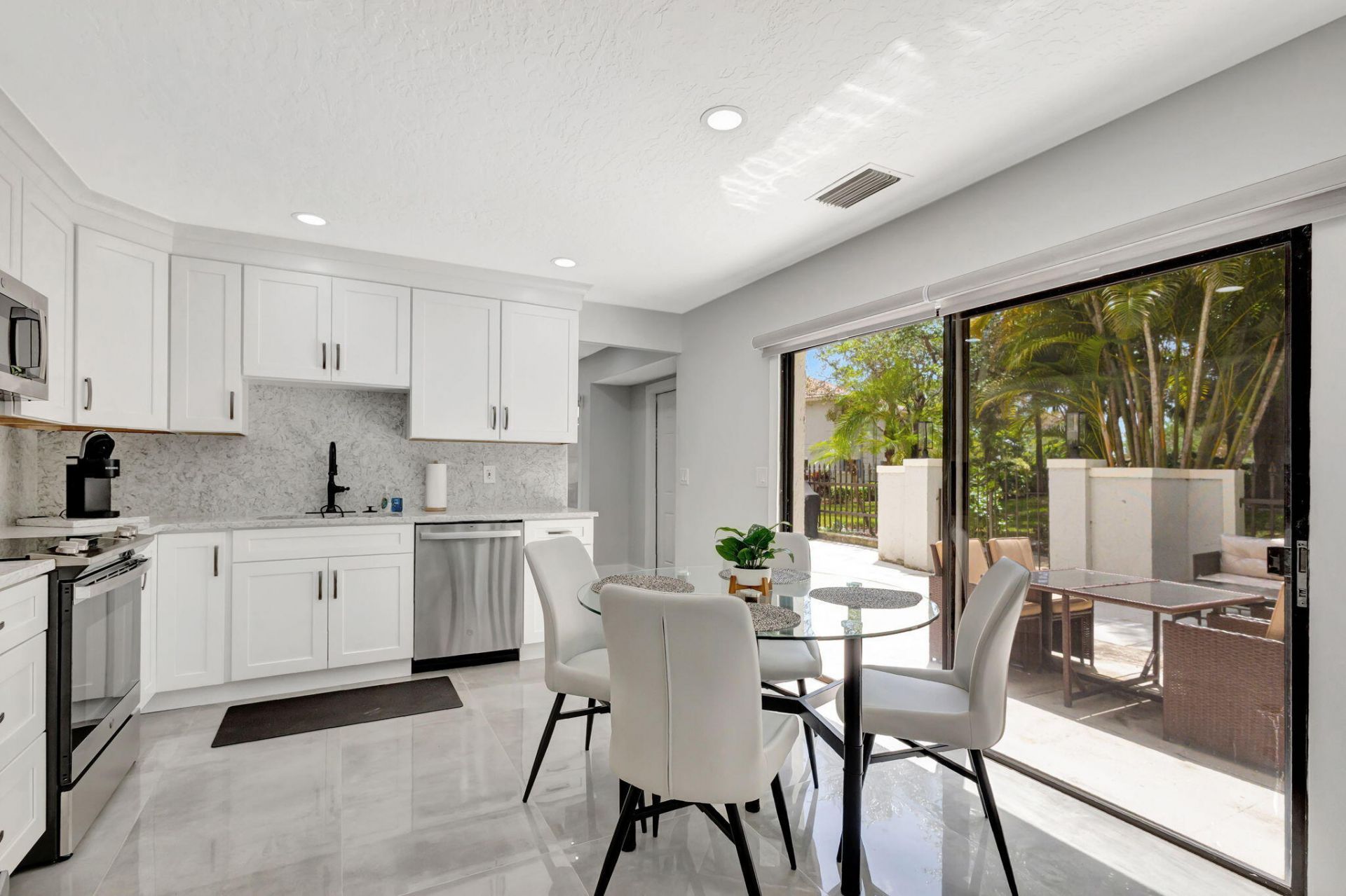 355 Prestwick Circle, Unit 4, Palm Beach Gardens, FL 33418 Photo