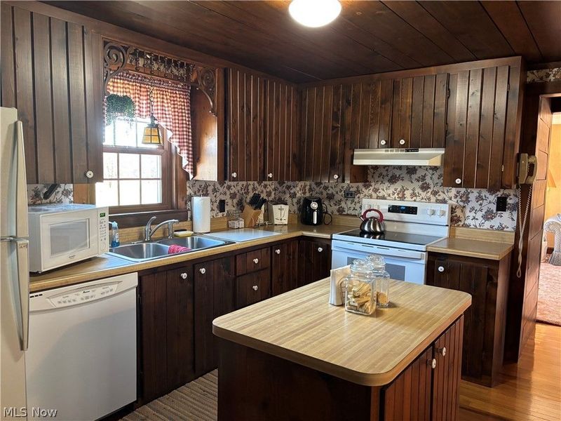 837 Walls Lake Drive NE, Vienna, OH 44473 Photo 2