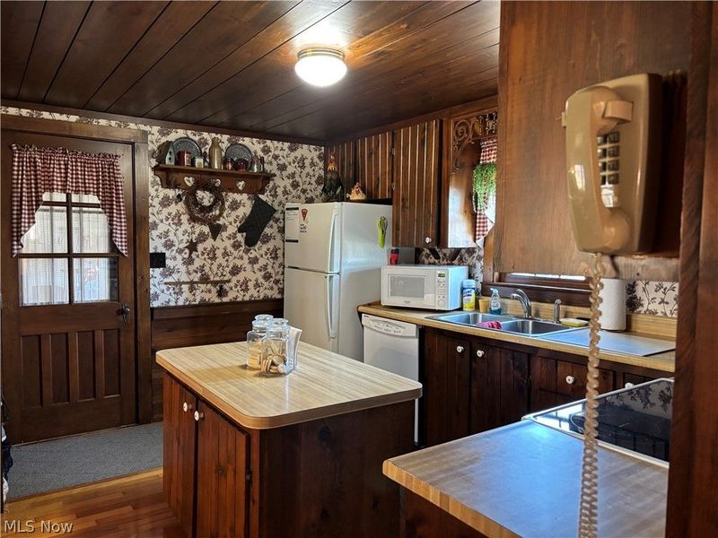 837 Walls Lake Drive NE, Vienna, OH 44473 Photo 4