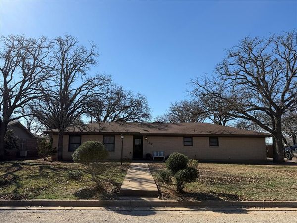 522 Crestwood Drive, Eastland, TX 76448
