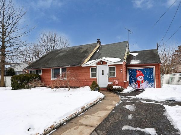 48 Pine Street , Hicksville, NY 11801