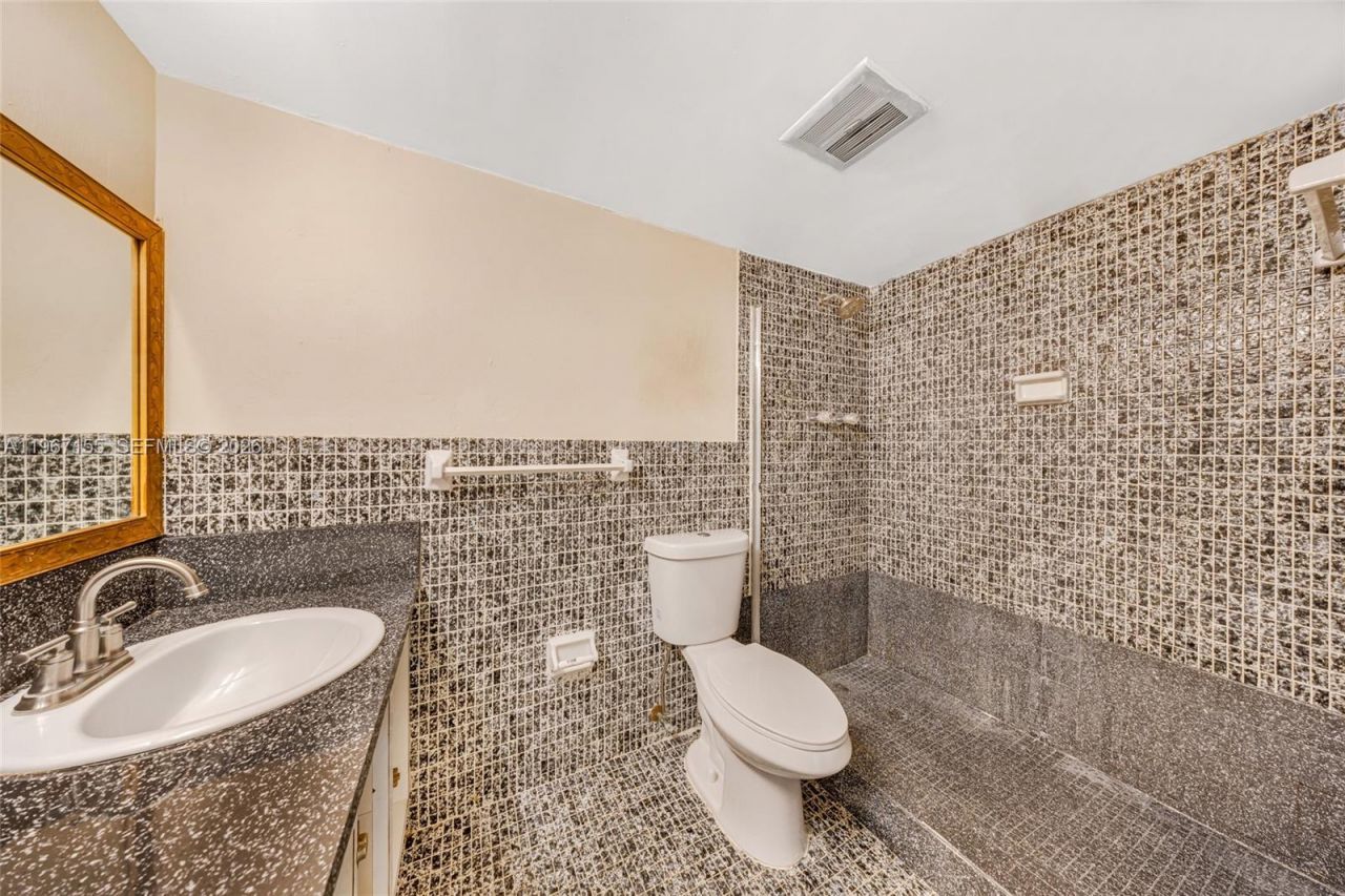 1750 NE 191st St , Unit 326-4, Miami, FL 33179 Photo