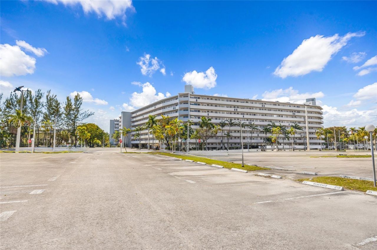 1750 NE 191st St , Unit 326-4, Miami, FL 33179 Photo