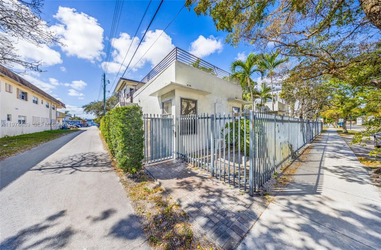 2000 Monroe St, Hollywood, FL 33020 Photo