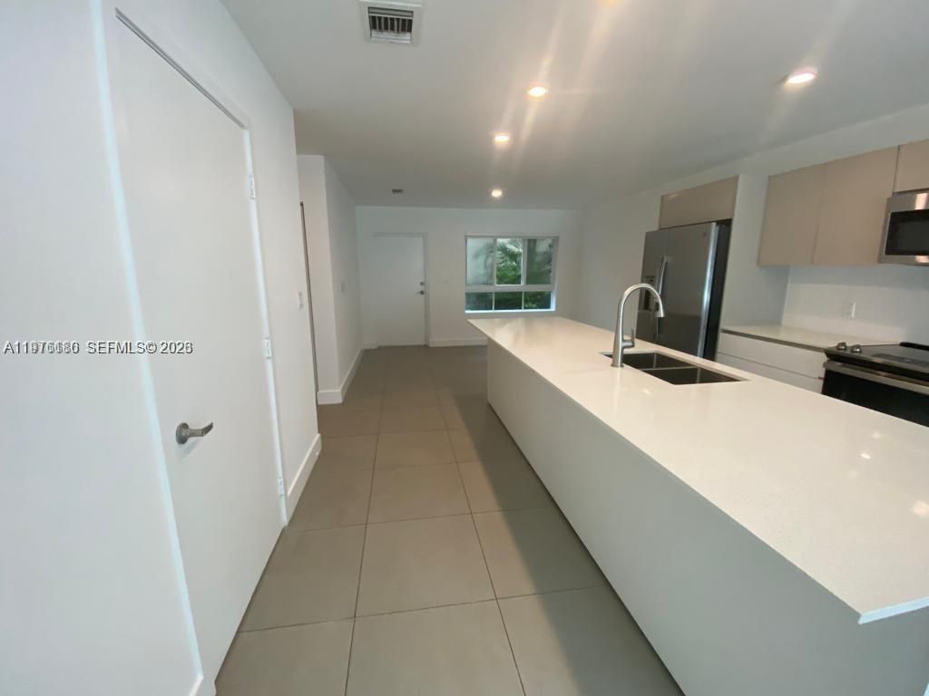 2561 NE 193rd St , Unit 1107, Miami, FL 33180 Photo