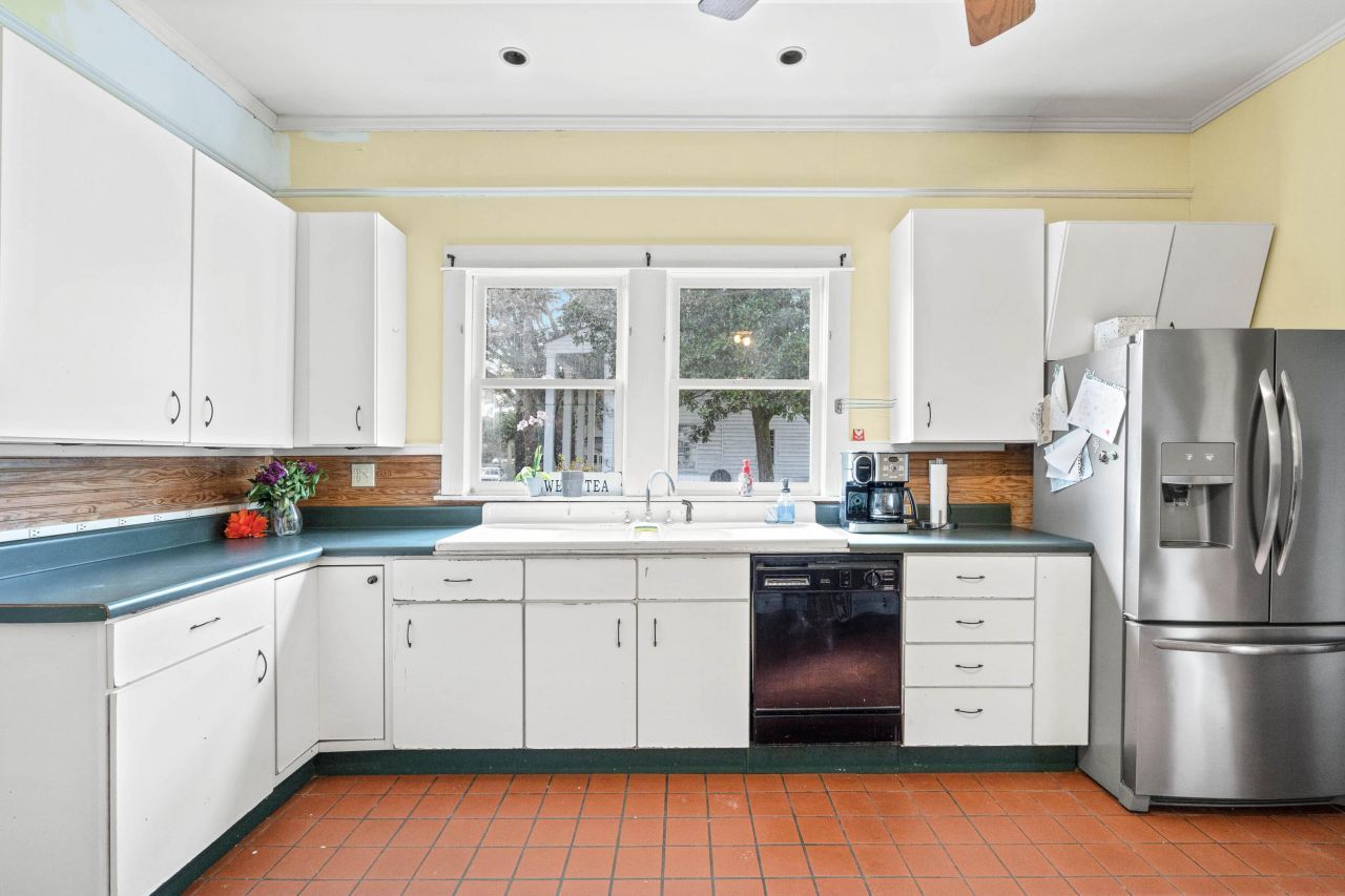 1105 Wichman Street Photo 16