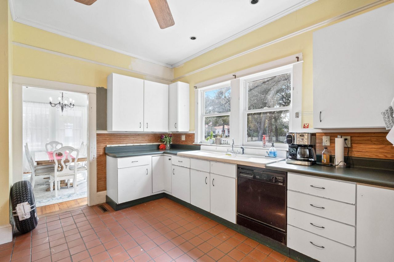 1105 Wichman Street Photo 17