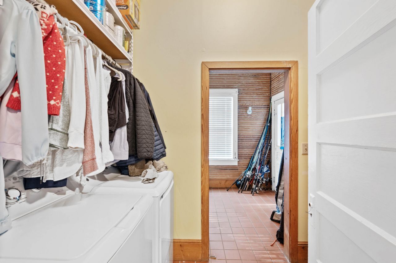 1105 Wichman Street Photo 32