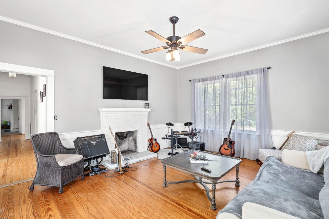 1105 Wichman Street Photo 8