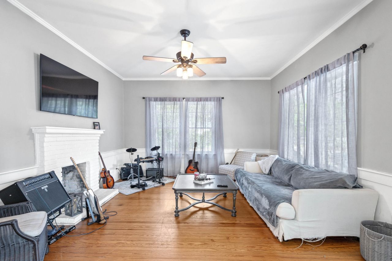 1105 Wichman Street Photo 9