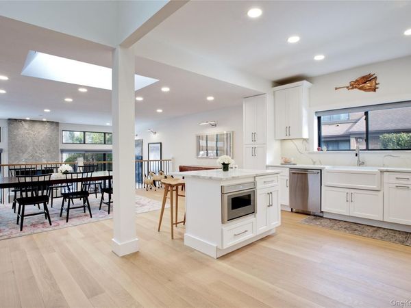 6 Frost Pond Drive , Roslyn, NY 11576