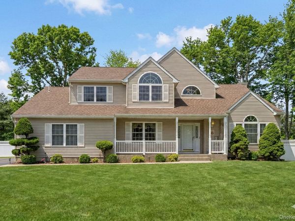 15 Alyssa Court , Holbrook, NY 11741