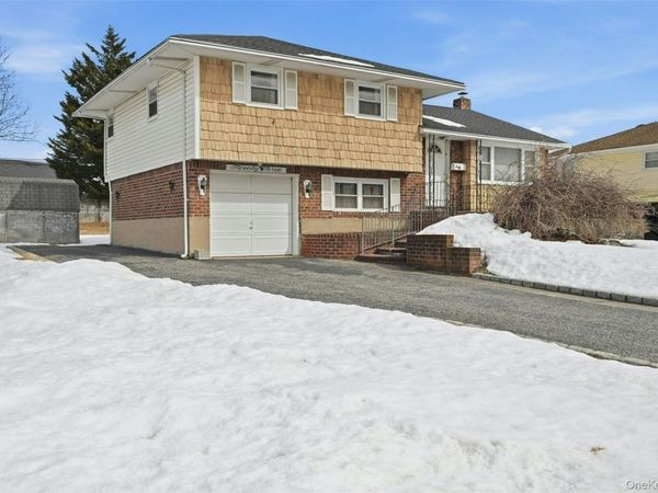 23 Shirley Court , Commack, NY 11725