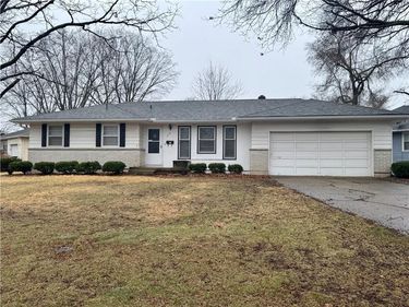 512 NW Lakeview Road, Blue Springs, MO 64014