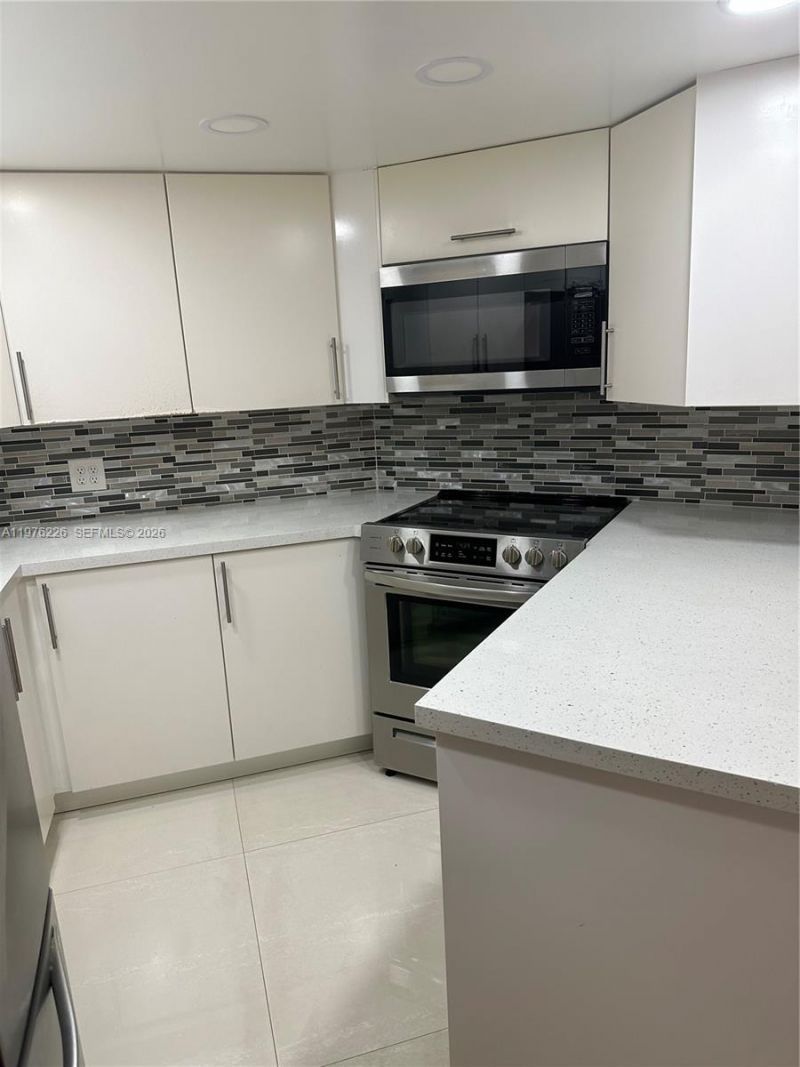 8333 Lake Dr, Unit 307, Doral, FL 33166 Photo