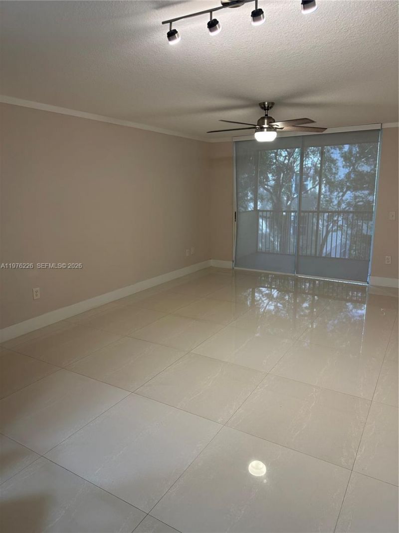 8333 Lake Dr, Unit 307, Doral, FL 33166 Photo