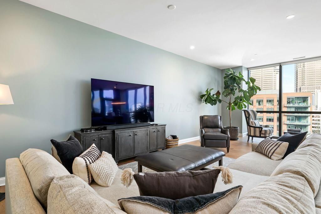 225 John H Mcconnell Boulevard, Unit 701, Columbus, OH 43215 Main Photo