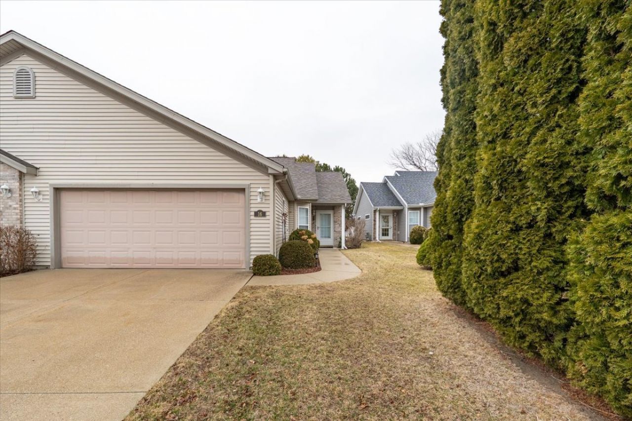 16 Grape Vine Lane, Bloomington, IL 61704 Main Photo