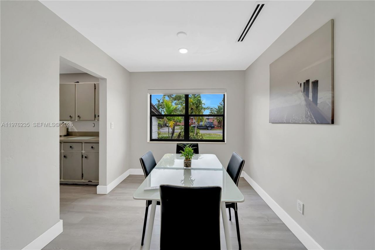 8801 SW 21st St , Miami, FL 33165 Photo