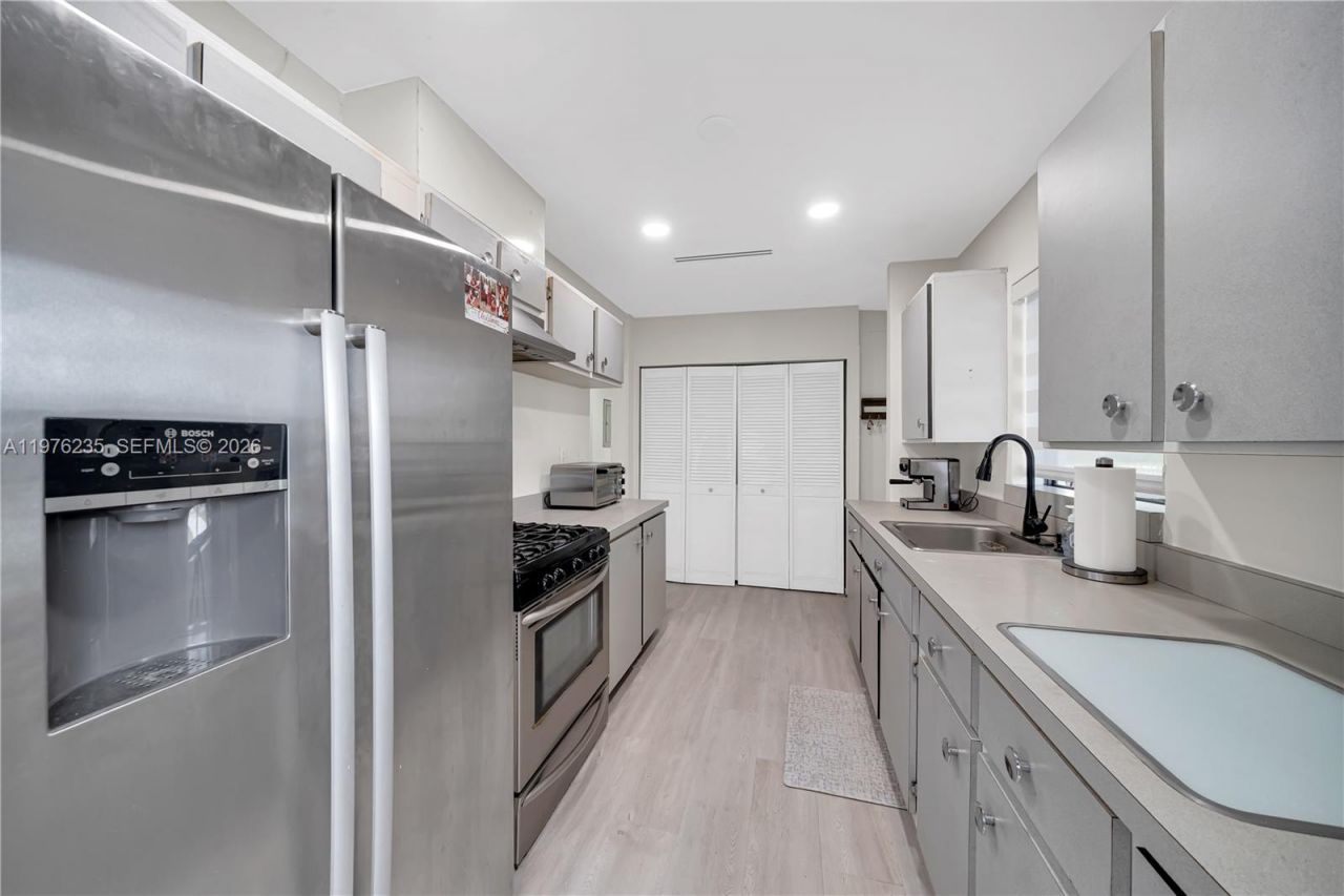 8801 SW 21st St , Miami, FL 33165 Photo