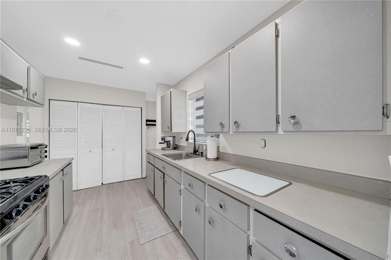 8801 SW 21st St , Miami, FL 33165 Photo