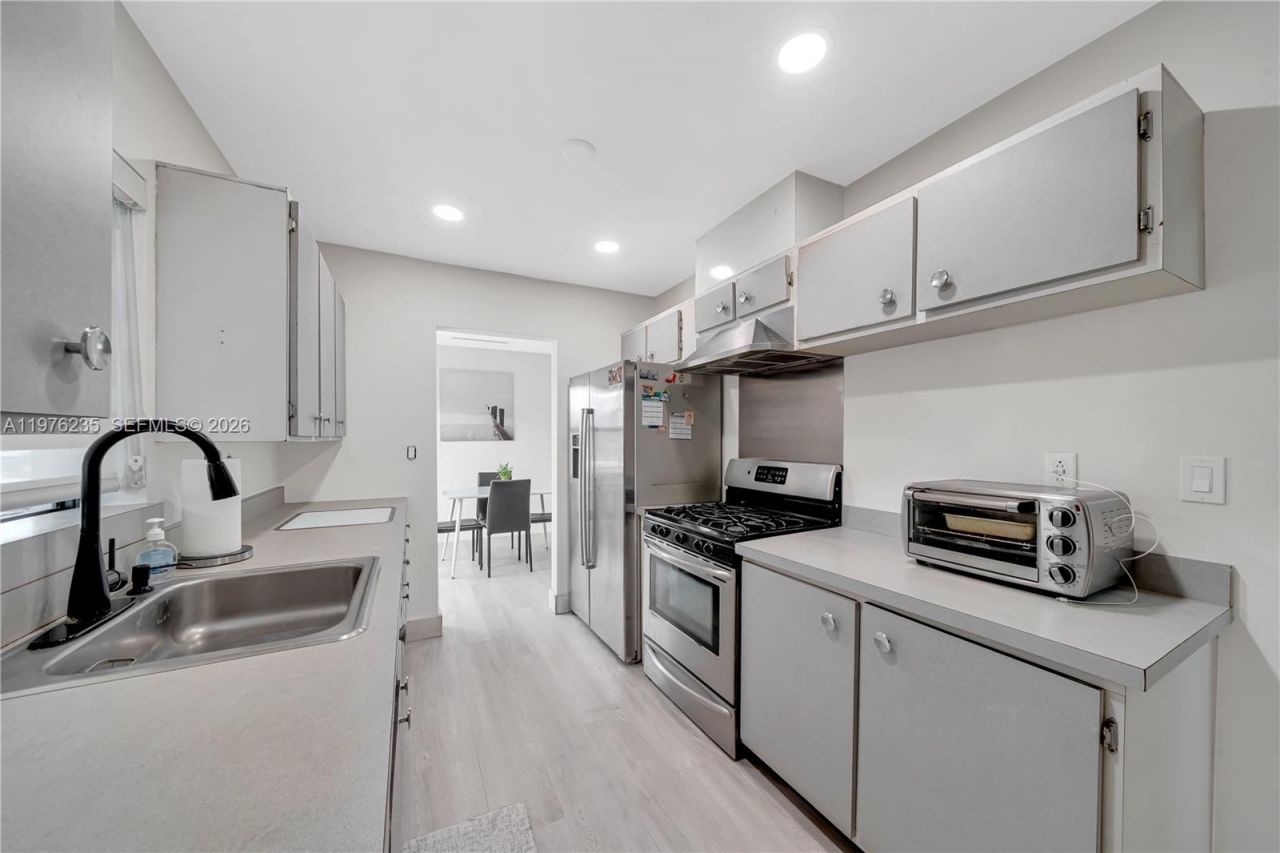 8801 SW 21st St , Miami, FL 33165 Photo