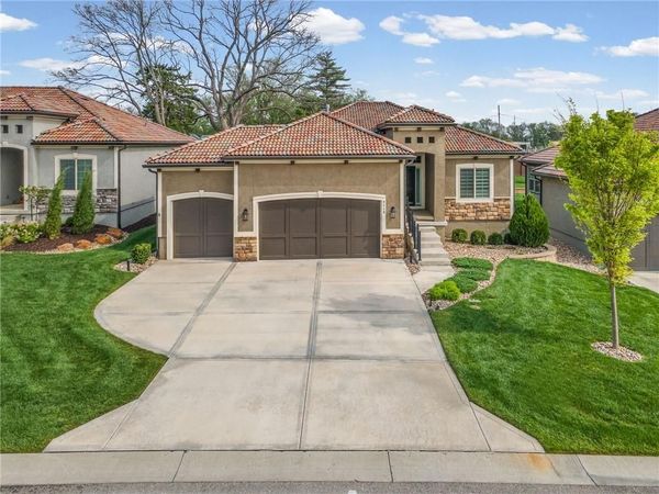 2110 NW Ashurst Drive, Lee's Summit, MO 64081