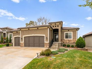 2110 NW Ashurst Drive, Lee's Summit, MO 64081