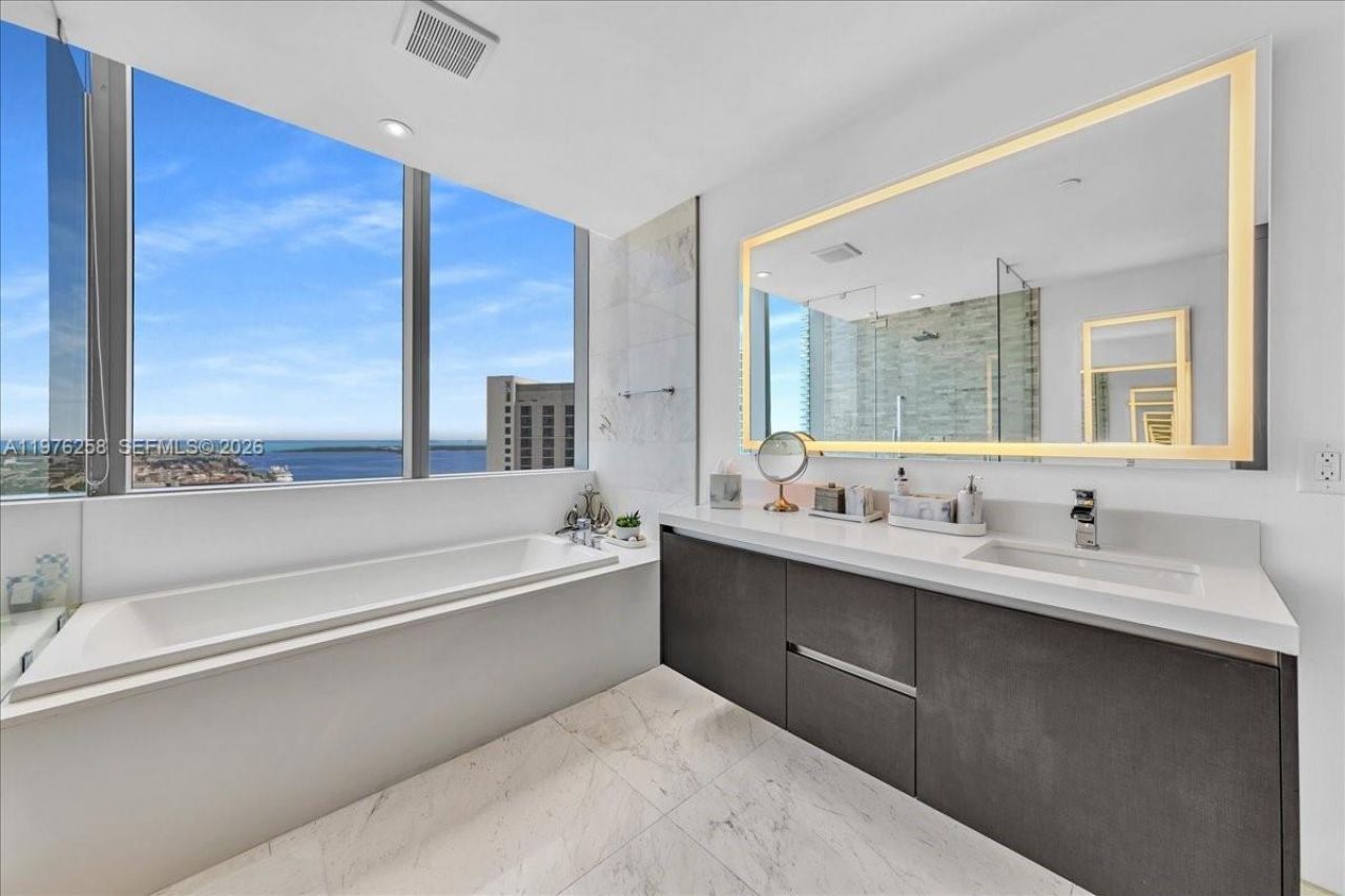 851 NE 1st Ave , Unit 3711, Miami, FL 33132 Photo