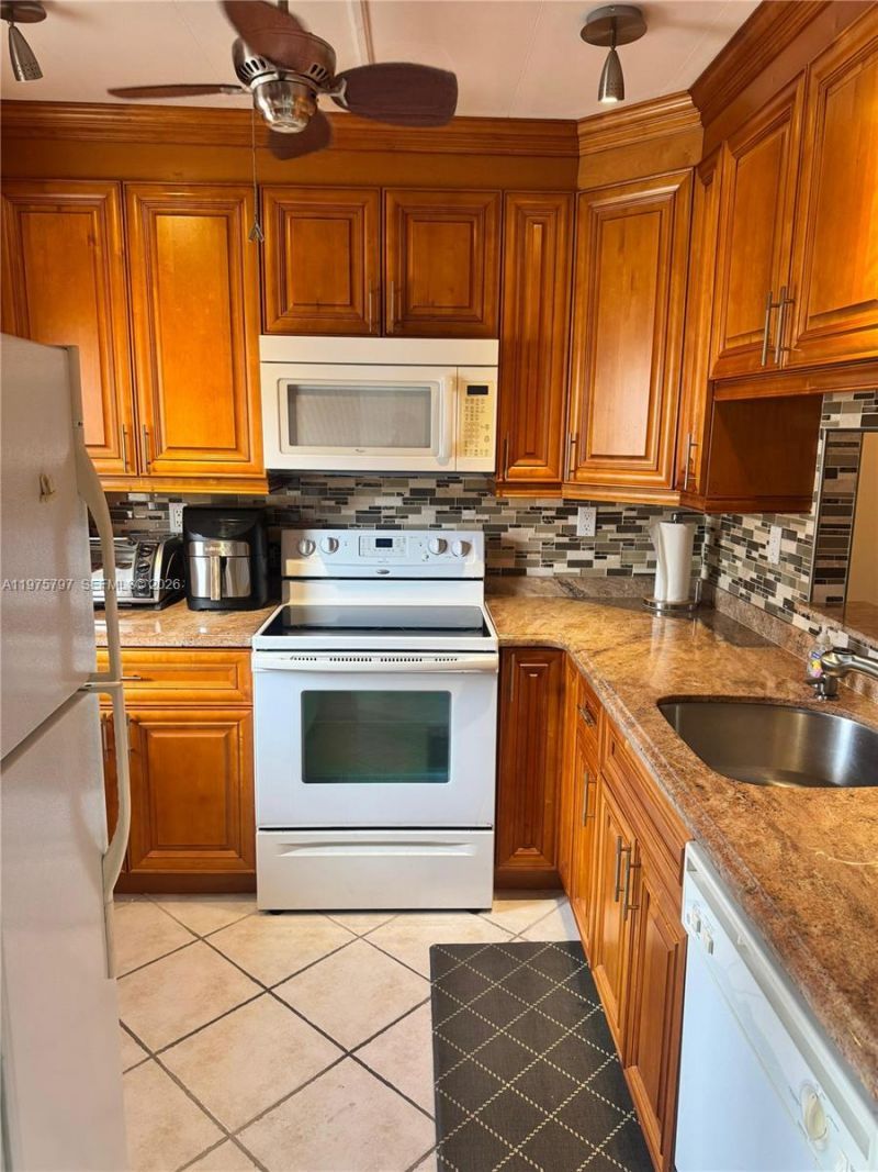 5121 W Oakland Park Blvd , Unit 204, Lauderdale Lakes, FL 33313 Photo