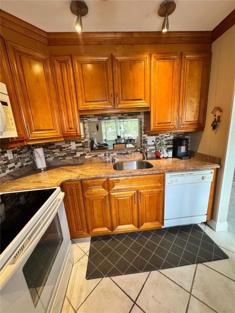 5121 W Oakland Park Blvd , Unit 204, Lauderdale Lakes, FL 33313 Photo