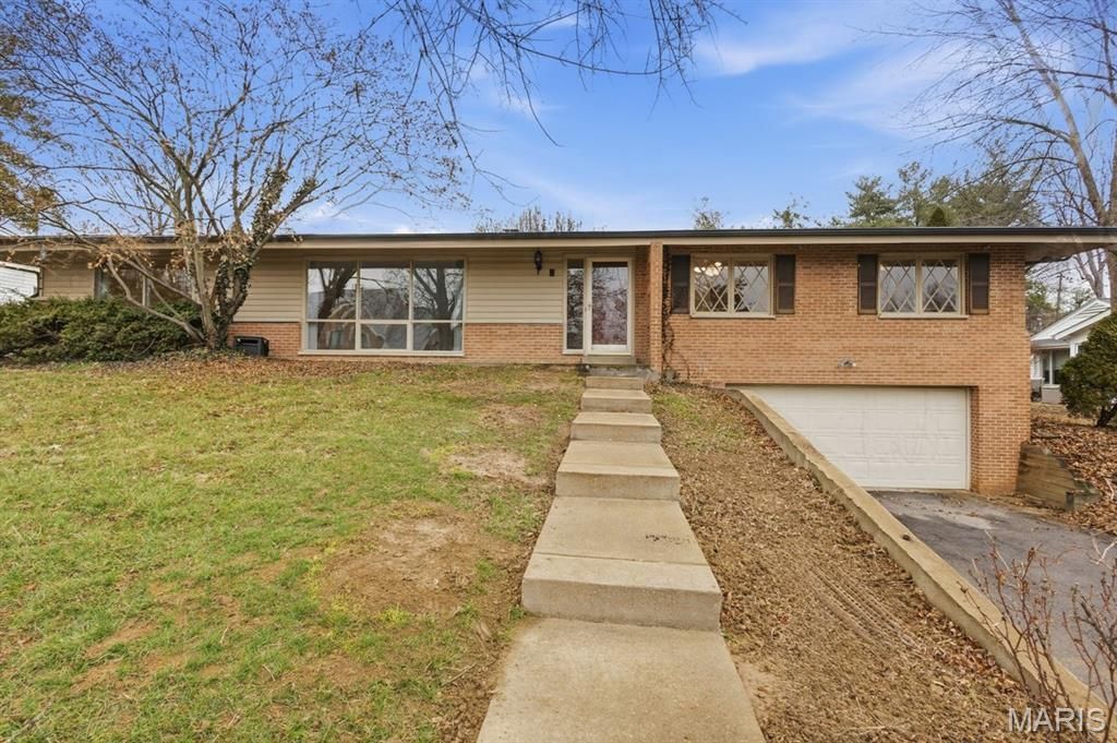 9 Morwood Lane, Creve Coeur, MO 63141 Main Photo