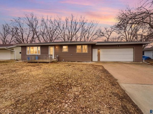 1916 E Sylvan Cir, Brandon, SD 57005