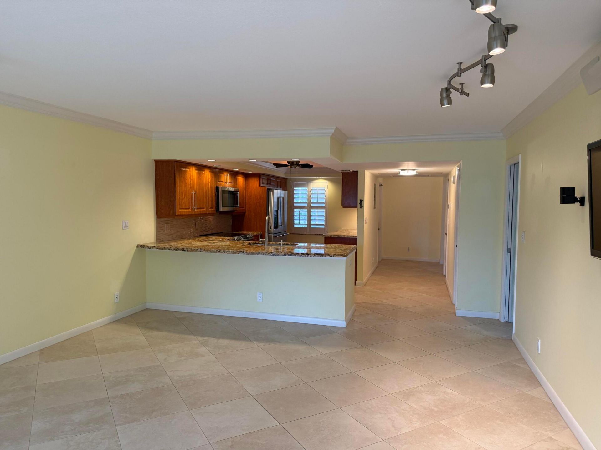 3930 Oaks Clubhouse Drive, Unit 408, Pompano Beach, FL 33069 Photo