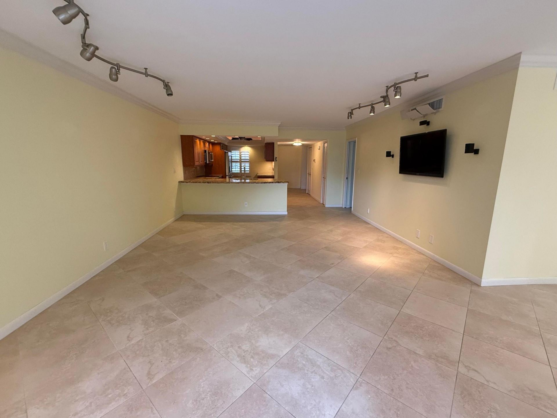 3930 Oaks Clubhouse Drive, Unit 408, Pompano Beach, FL 33069 Photo