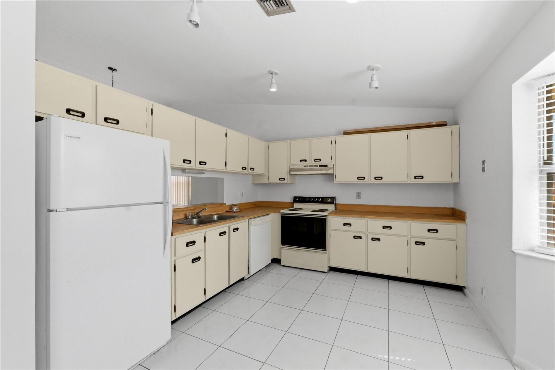 7520 NW 88th Terrace, Tamarac, FL 33321 Photo