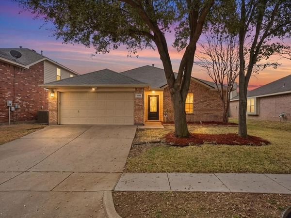 1039 Wood Brook Drive, Grand Prairie, TX 75052