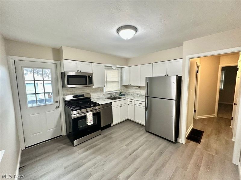 1193 Stratford, Barberton, OH 44203 Photo 3