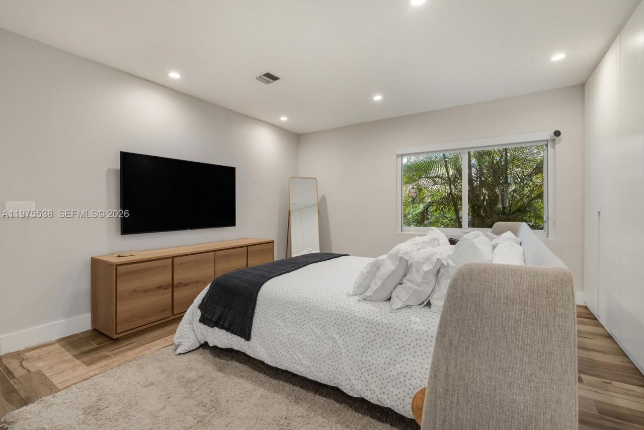 7630 NE 8th Ave , Miami, FL 33138 Photo