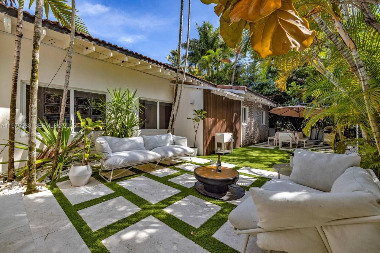 7630 NE 8th Ave , Miami, FL 33138 Photo