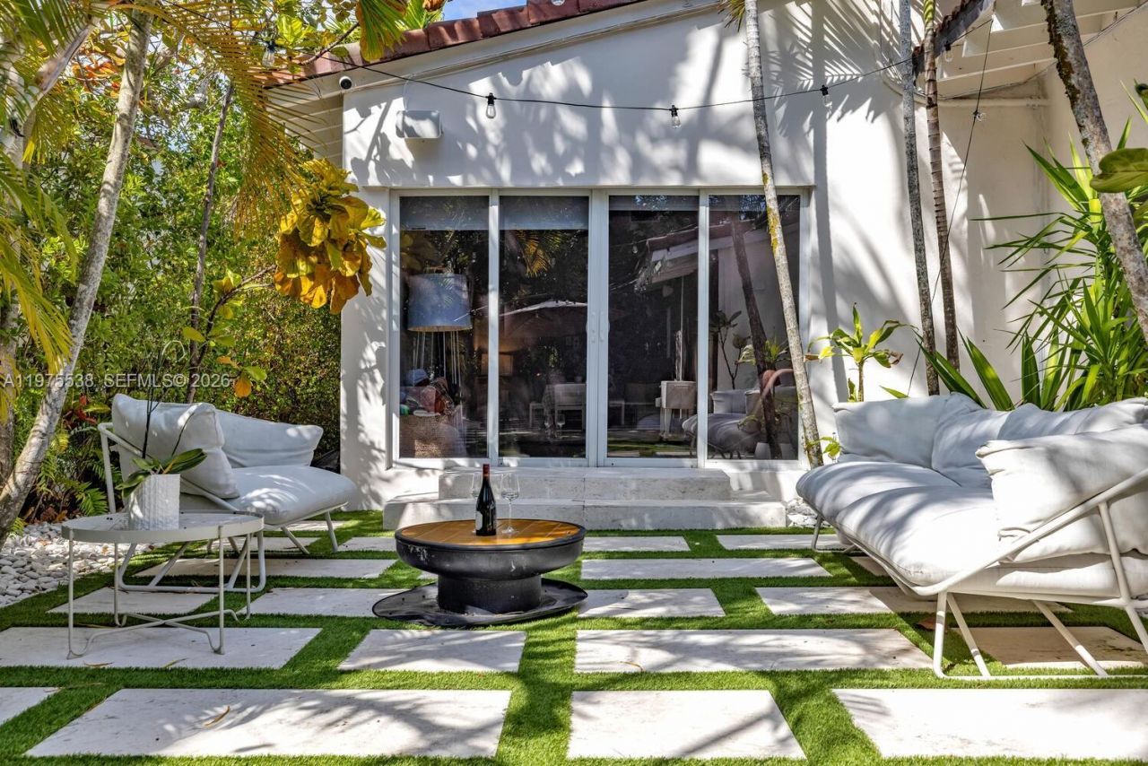 7630 NE 8th Ave , Miami, FL 33138 Photo