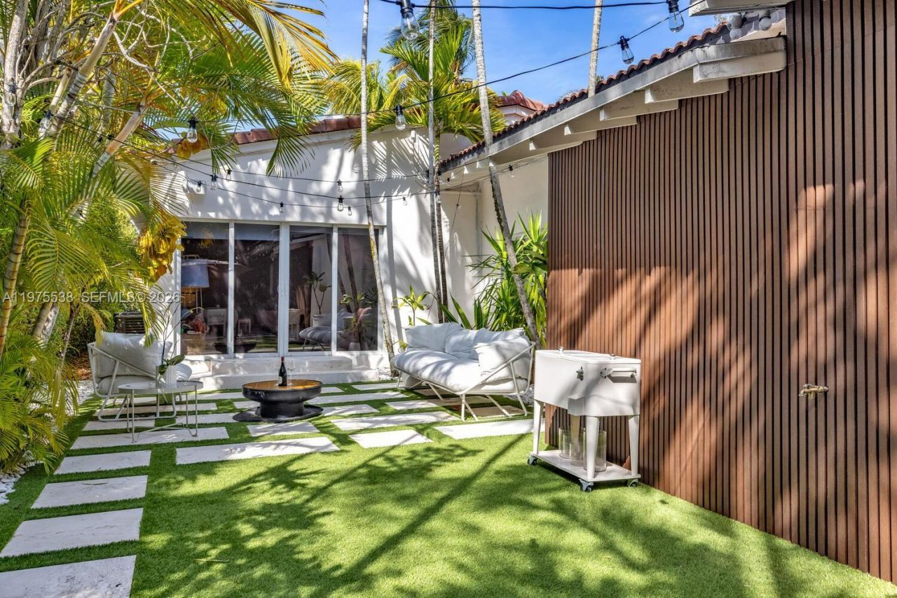 7630 NE 8th Ave , Miami, FL 33138 Photo