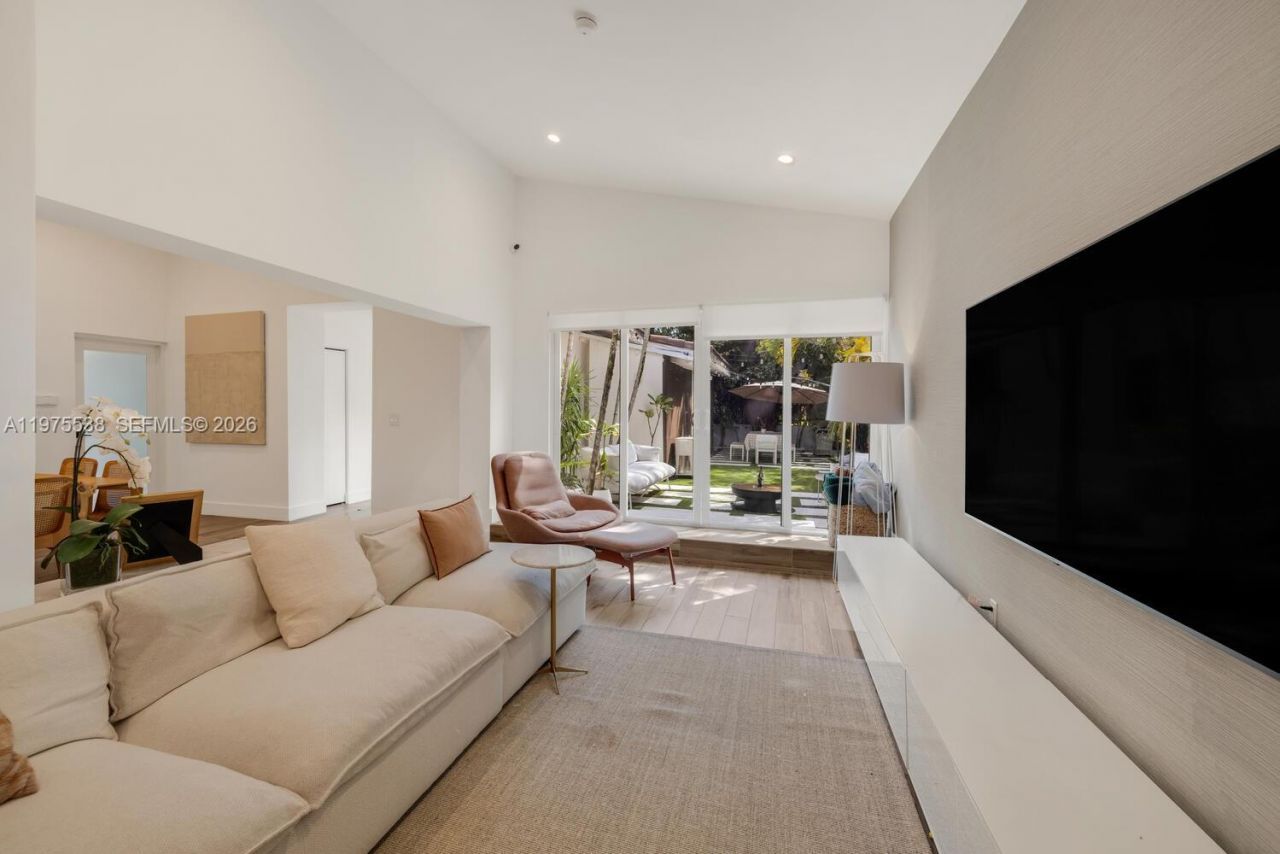 7630 NE 8th Ave , Miami, FL 33138 Photo