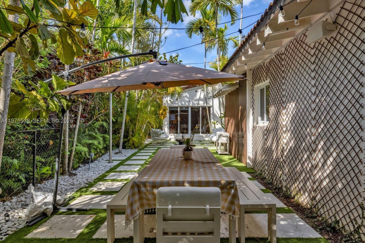 7630 NE 8th Ave , Miami, FL 33138 Photo