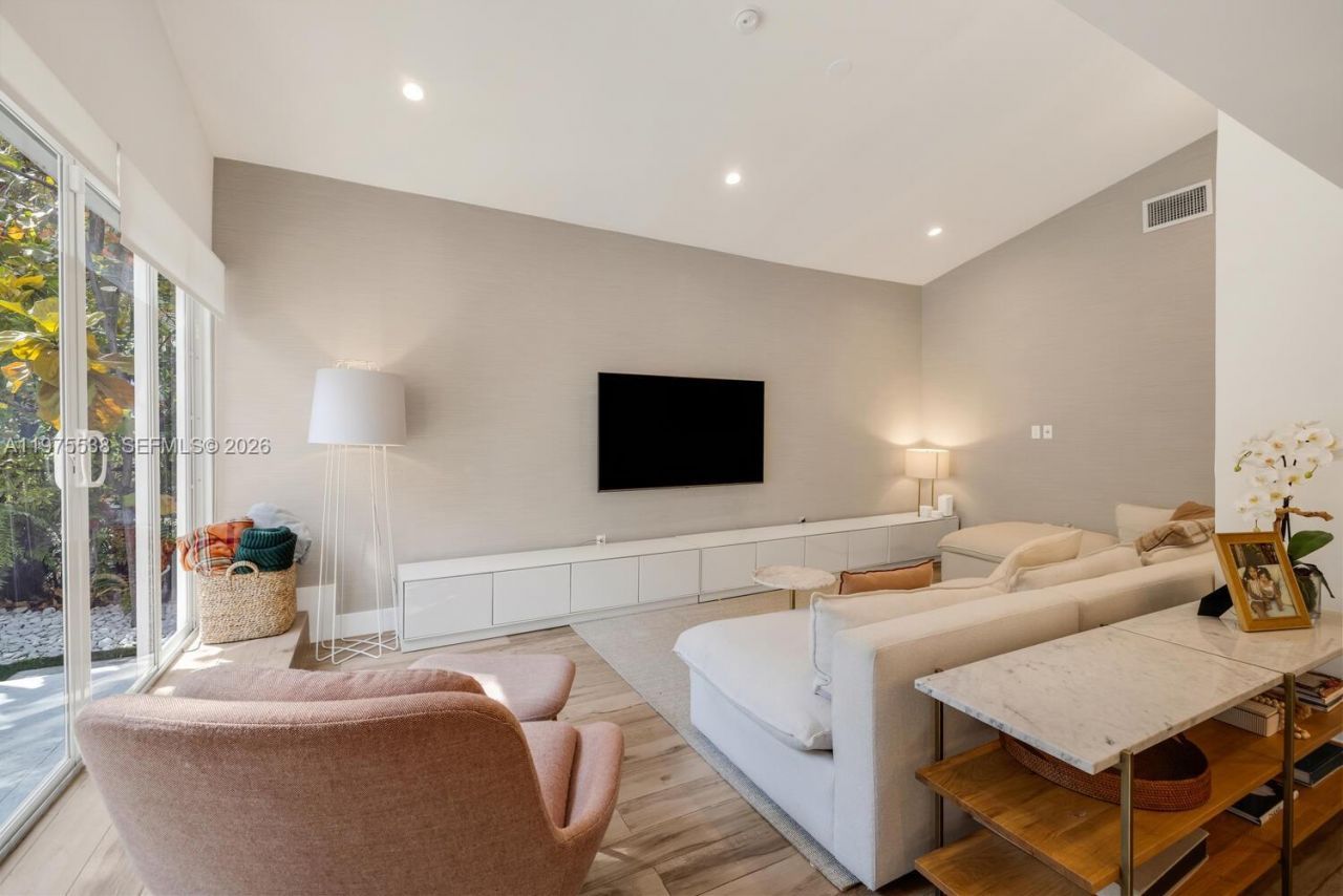 7630 NE 8th Ave , Miami, FL 33138 Photo