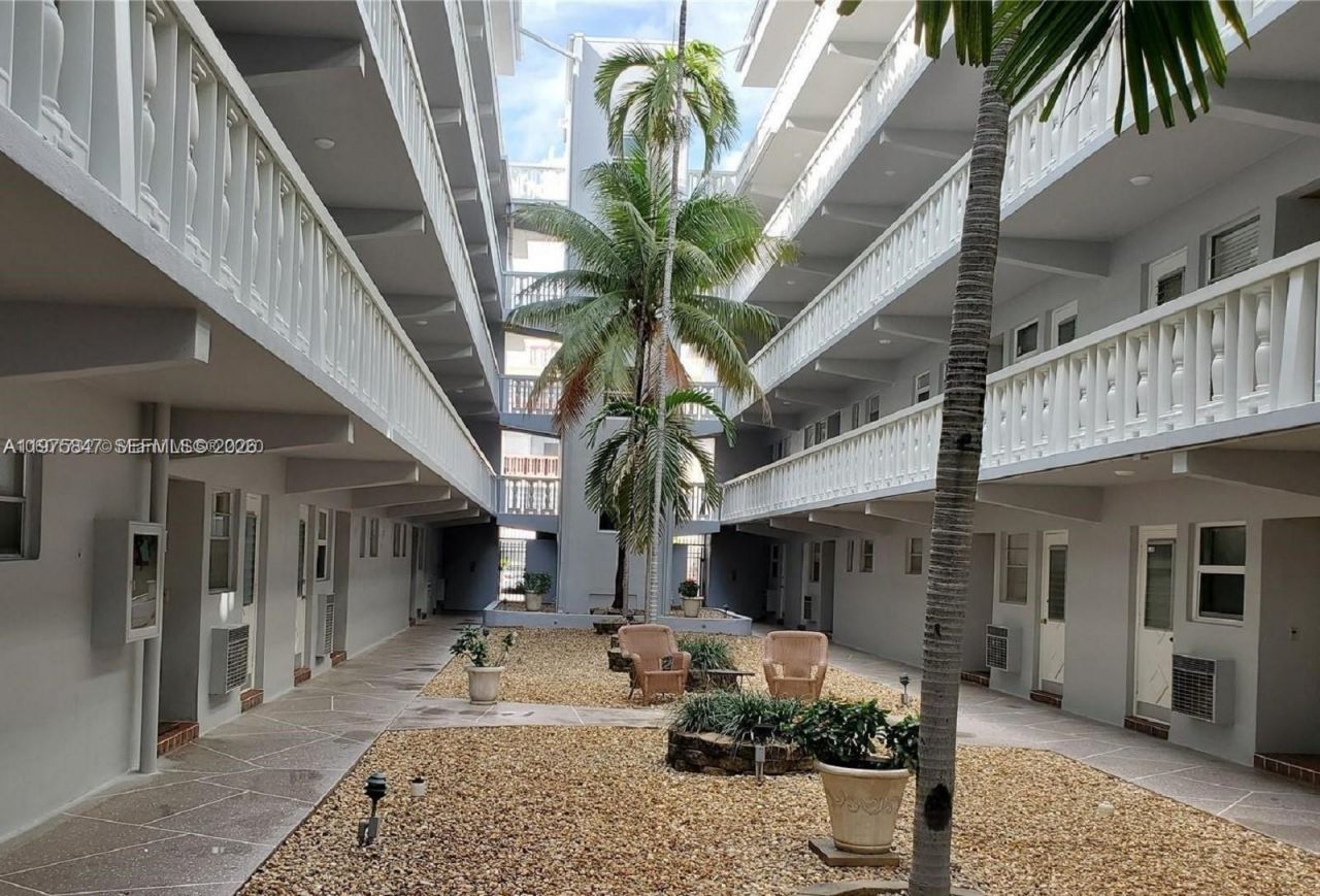 329 SE 3rd St, Unit 305S, Hallandale Beach, FL 33009 Photo