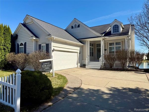 975 Watersedge Court, Oxford Vlg, MI 48371