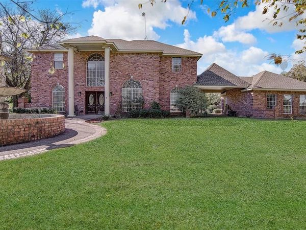5725 Burleson Oaks Drive, Burleson, TX 76028