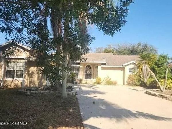 103 Oxford Court , Royal Palm Beach, FL 33411