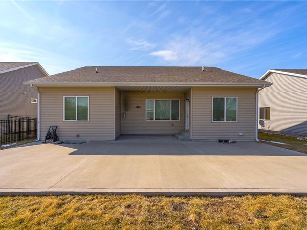 434 S 82nd Street , West Des Moines, IA 50266